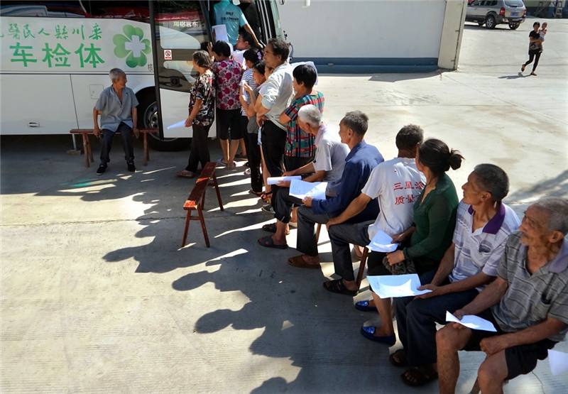 移动体检车造福人民群众，生产厂家为健康护航02